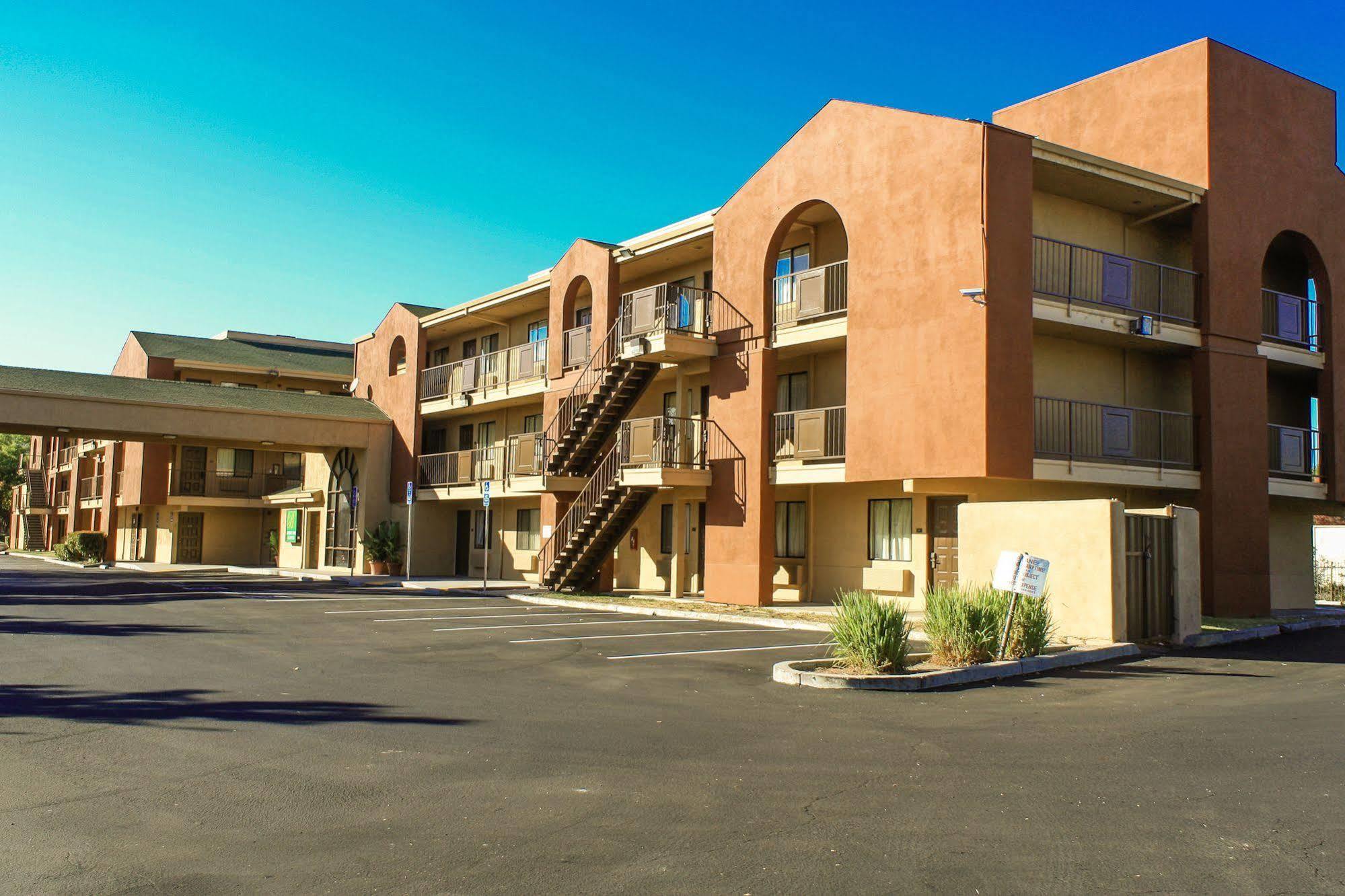 Budget Inn And Suites Stockton Yosemite Екстер'єр фото