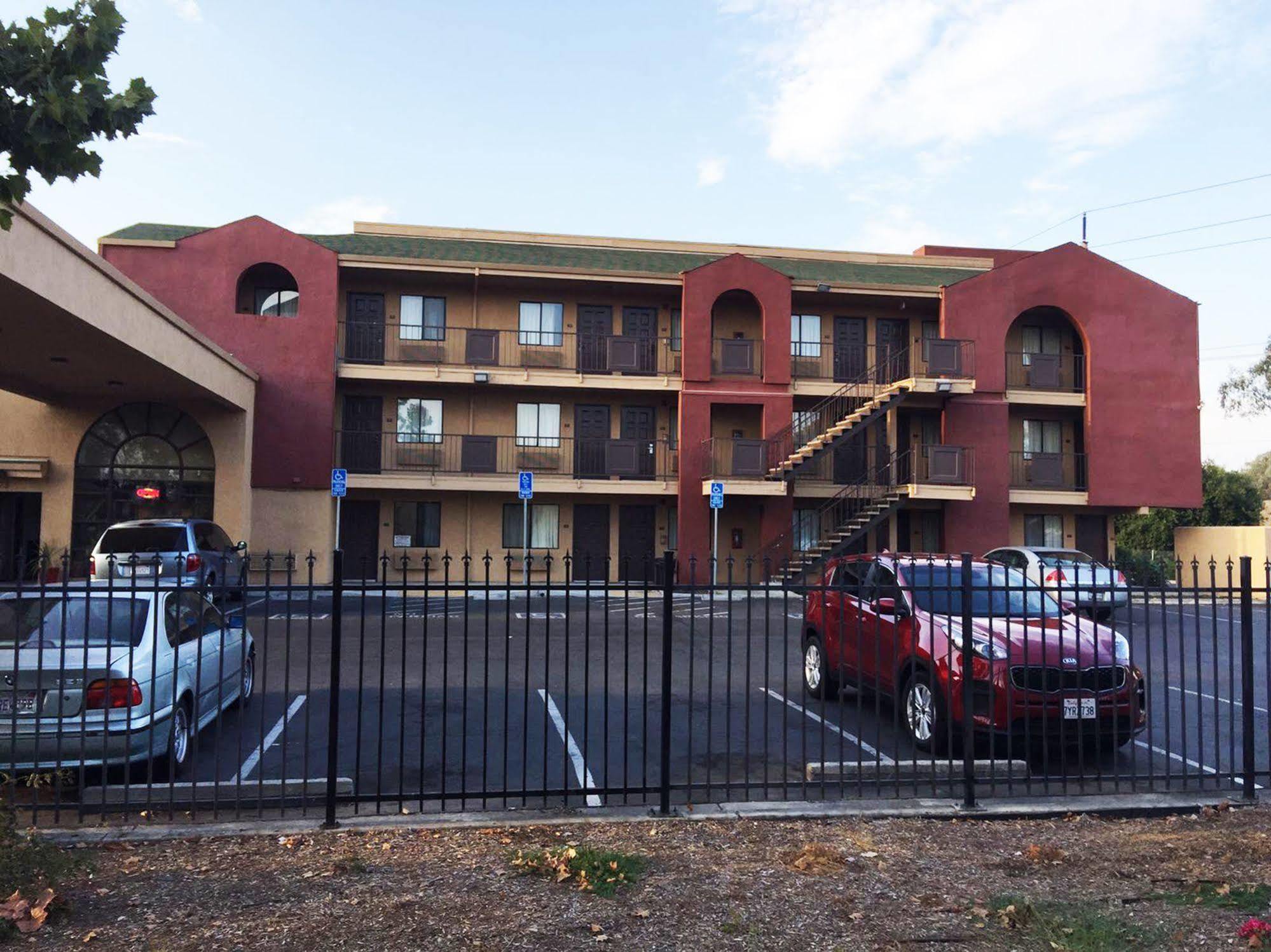 Budget Inn And Suites Stockton Yosemite Екстер'єр фото